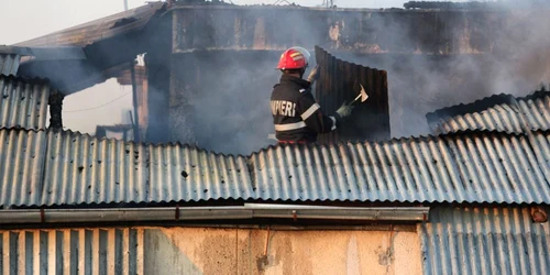 Trei incendii anunţate sâmbătă după amiază