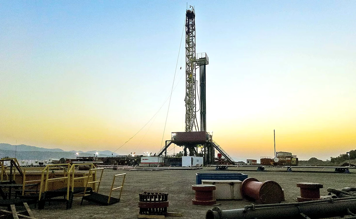 
    30 de muncitori români în domeniul  extracţiei petroliere, panicaţi  că nu se pot întoarce în ţară  