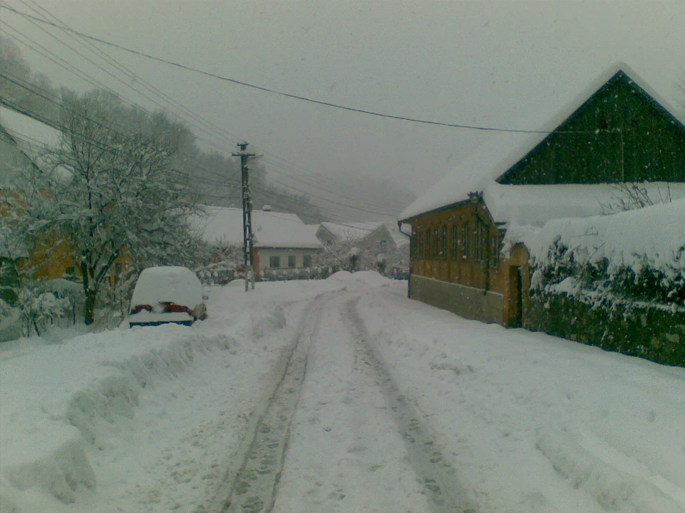 În Clisura Dunării mai ninge şi la această oră.