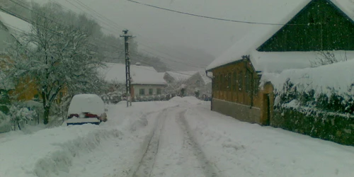 În Clisura Dunării mai ninge şi la această oră.