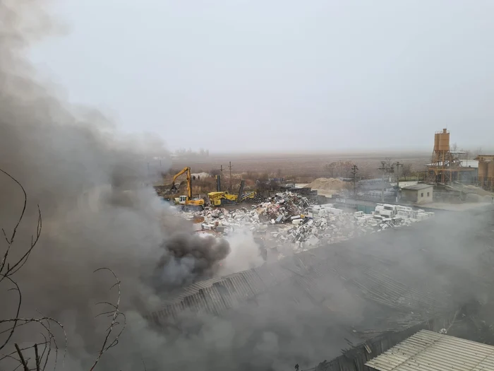 
    Garda de Mediu a anunțat că nu s-au înregistrat substanțe toxice în aer după incendiul de la Popești Leordenifoto: ISU București-Ilfov  