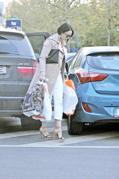 Andreea a fost adesea surprinsă  de fotoreporterii Click! în timp ce  căra sacoșe pline-ochi de accesorii