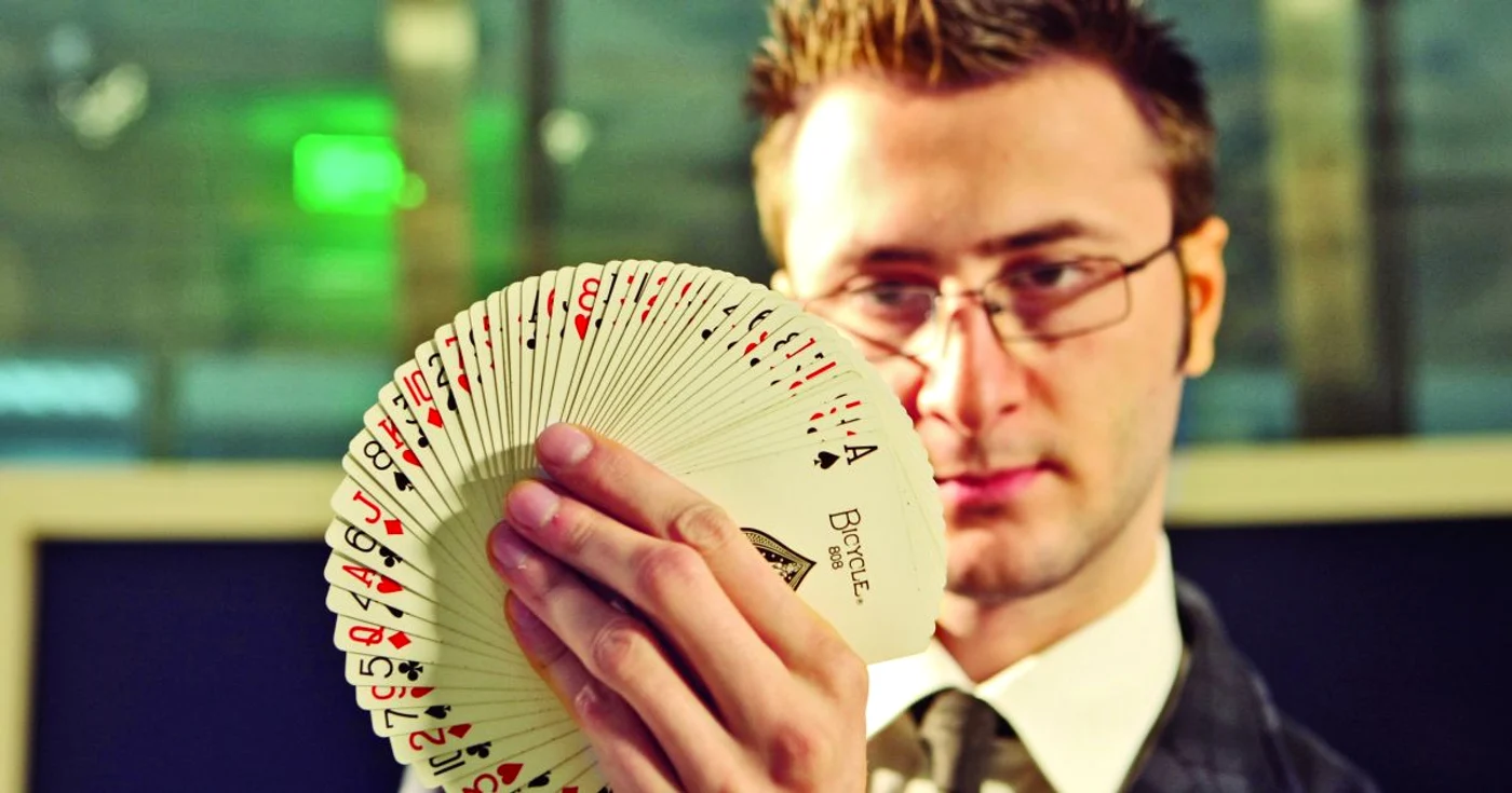 Magicianul
recunoaşte că a pierdut numărul
pachetelor de cărţi de joc pe care le-a folosit de-a lungul timpului. FOTO Marian Iliescu