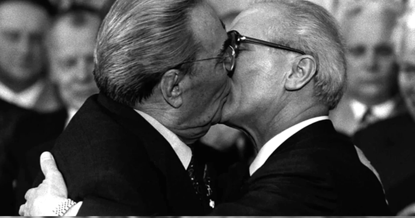 Unul dintre cele mai faimoase săruturi ale lui Leonid Brejnev. Foto: Arhivă Historia