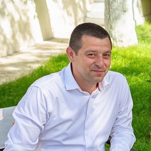 Un deputat PNL a lovit intenționat masina soției, în trafic. Fostul prefect al Brăilei a amenințat-o pe femeie cu bătaia