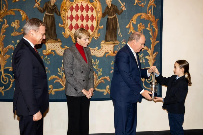 Albert și Charlene primind lumina păcii2 jpg