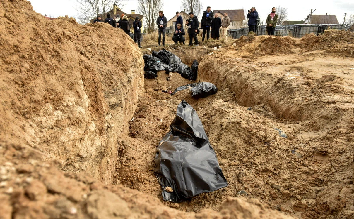 Cadavrele lăsate în urmă de ruși, la Bucha, au fost înhumate în gropi comune