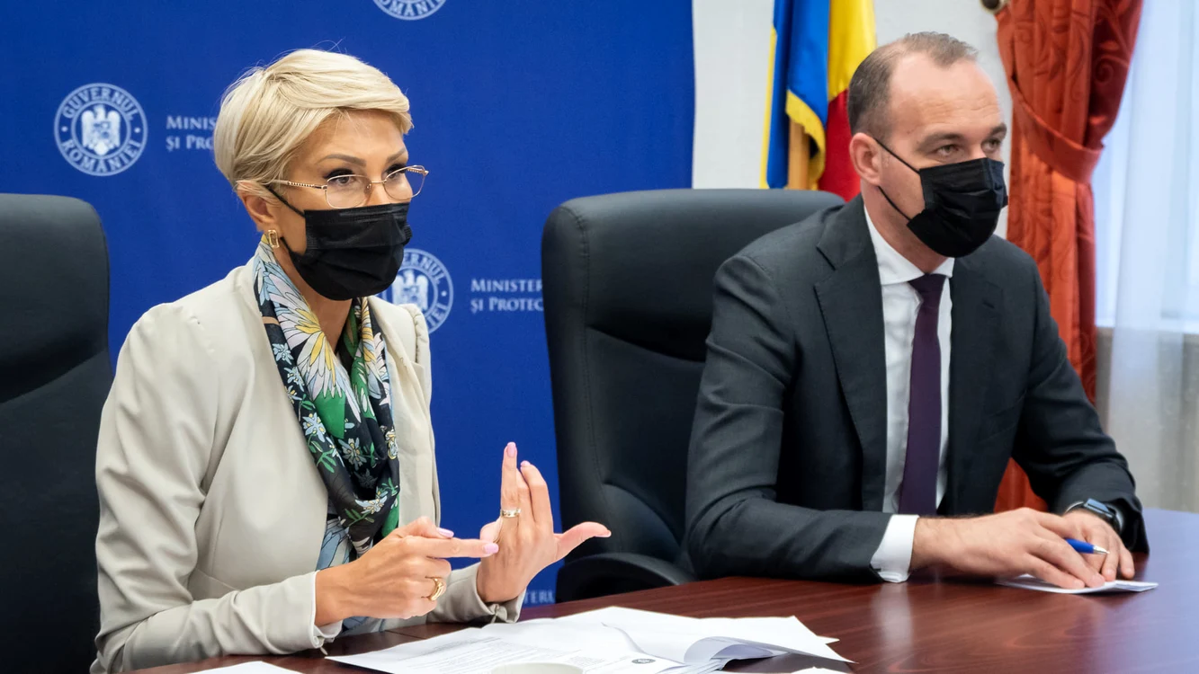 
    Ministrul Muncii, Raluca Turcan, și ministrul de Finanțe, Dan Vîlceanu, au trasat sarcinile către primăriiFoto: Facebook/Raluca Turcan  
