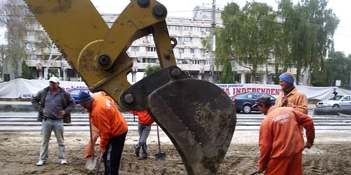 Munctorii lucrează şi-n weekend. FOTO: NICOLETA BUTNARU