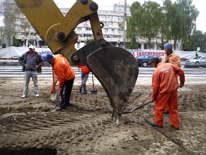 Munctorii lucrează şi-n weekend. FOTO: NICOLETA BUTNARU