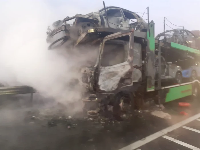 Patru autoturisme din cele opt aflate pe autoplatformă au ars FOTO: martor