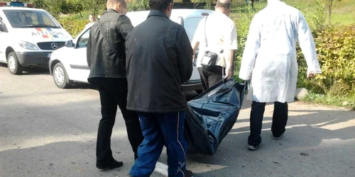 Ridicarea de către oamenii legii a cadavrului ciopârţit FOTO Arhivă