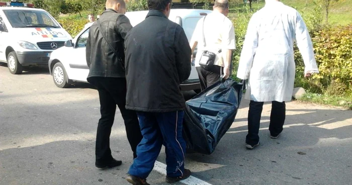 Cadavrul a fost transportat la morgă FOTO Adevărul