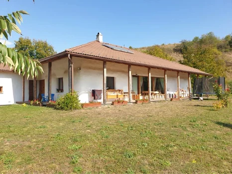 Casă construită din baloți de paie FOTO Sára Ajvász jpg