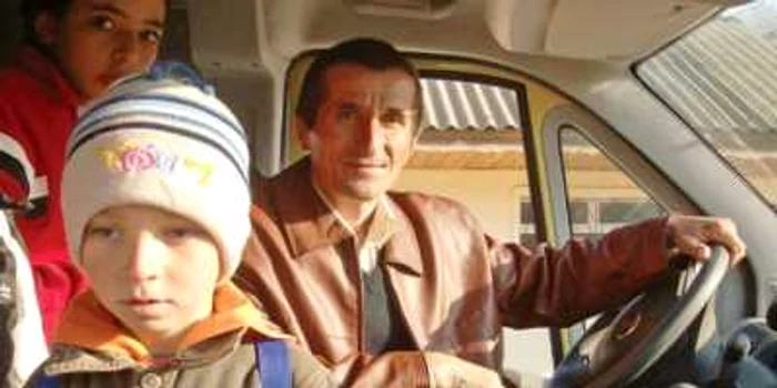 În fiecare dimineaţă, primarul Bâtculescu se urcă la volanul microbuzului şcolar