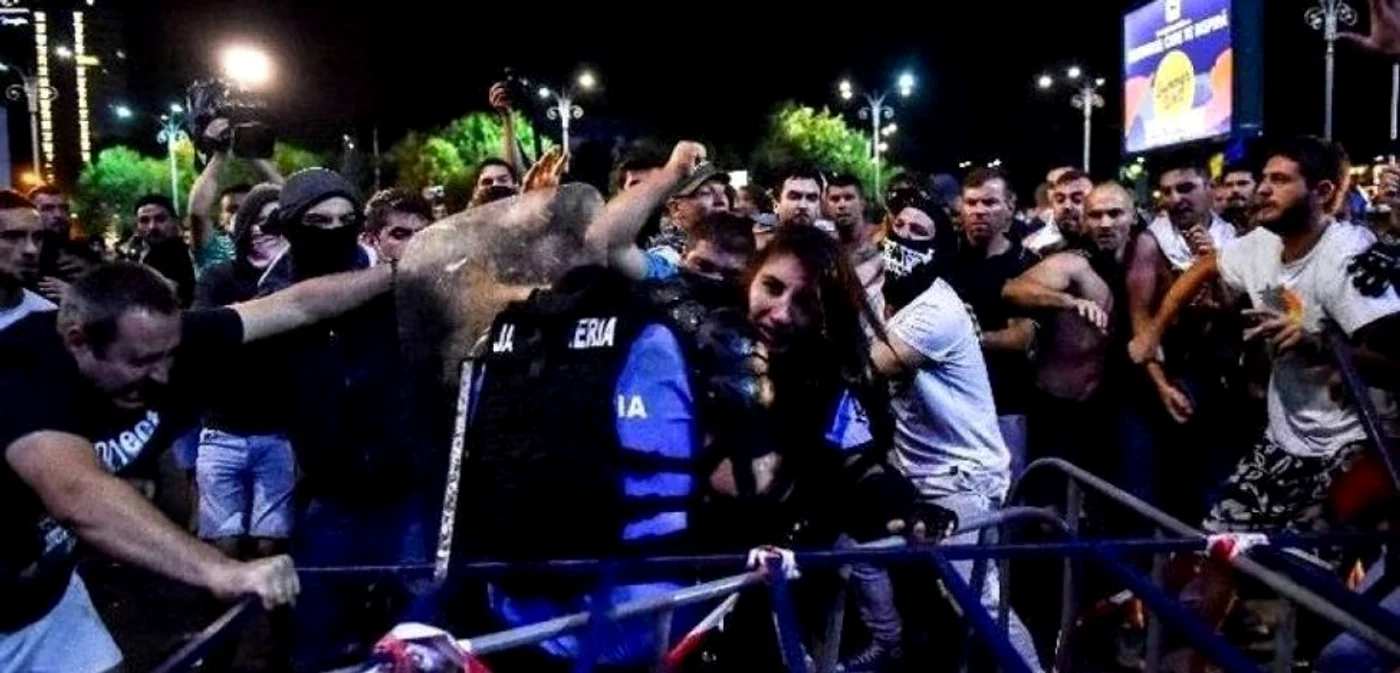 12 persoane au fost condamnate pentru ultraj şi
tulburarea ordinii şi liniştii publice