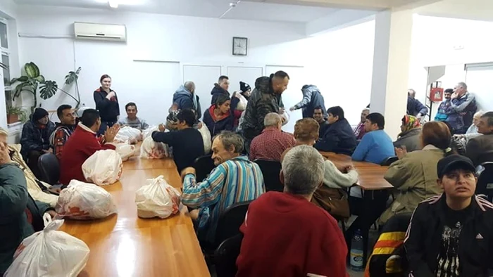Bătrânii au primit alimente Foto: Facebook Alin Balc