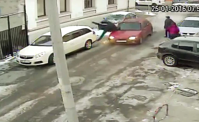 
    Momentul în care bărbatul a fost luat pe capotă  