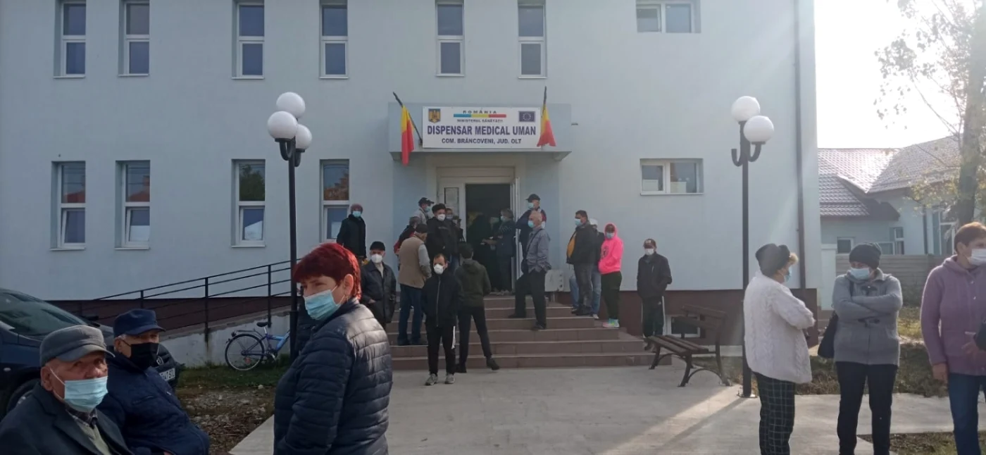 Cozile la vaccinare, atât la centrele fixe, cât şi la vaccinarea cu echipele mobile, au devenit obişnuinţă în ultimele zile FOTO: Adevărul