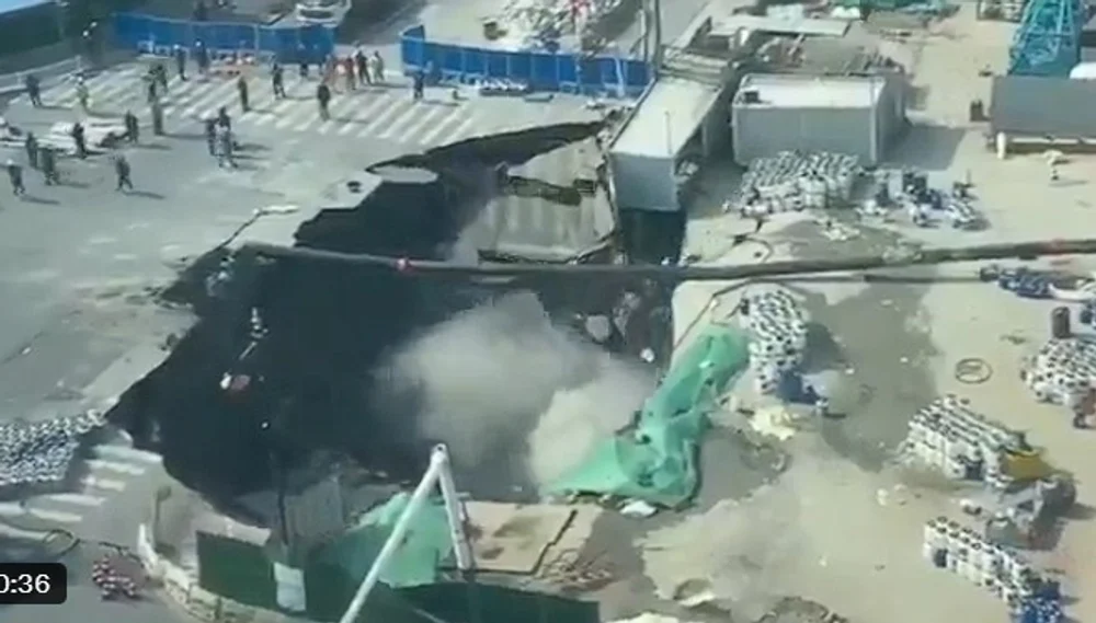 Prăbușire fulgerătoare: momentul dramatic în care un crater uriaș înghite un drum foarte circulat din Shanghai