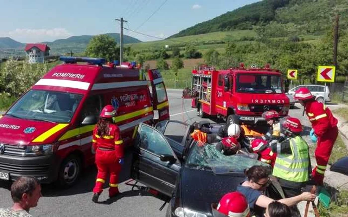 Şoferul a rămas prins între fiarele contorsionate ale autoturismului FOTO: ISU Bistriţa