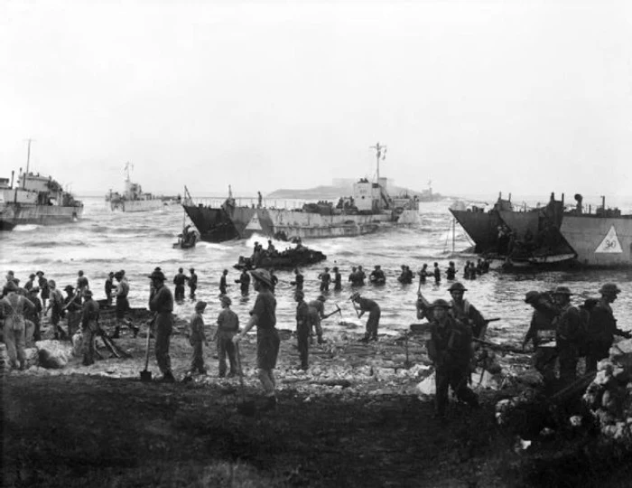 40 troops from 51st highland division unloading stores from tank landing craft on the opening day of the allied invasion of sicily 10 july 1943  a17916 640x494 jpg jpeg