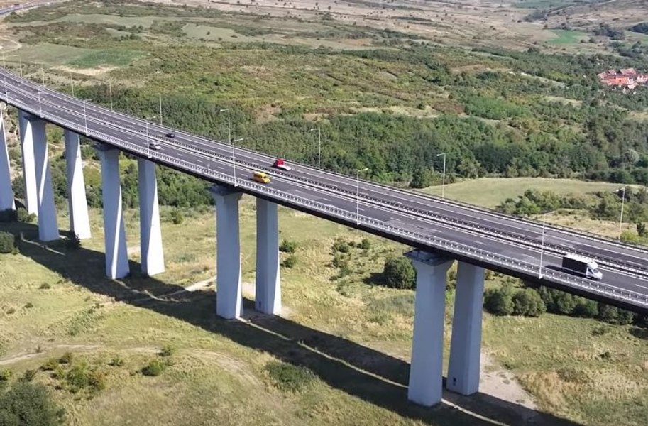 Fisuri și desprinderi ale betonului la un pilon al viaductului de la Aciliu, de pe A1. CNAIR pregătește o expertiză VIDEO