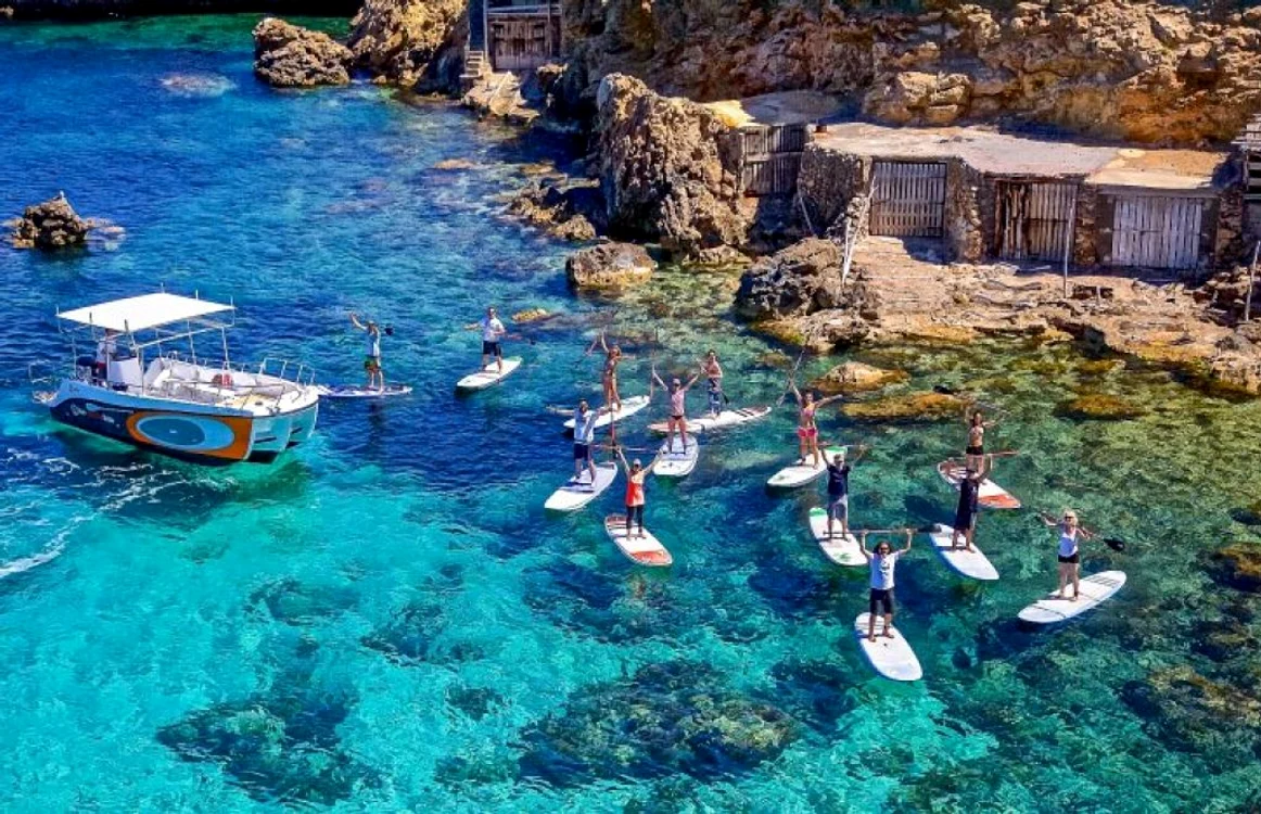 Ibiza este una dintre cele mai importante destinaţii turistice ale lumii, locul în care plajele superbe şi cluburile unde se ascultă muzică electronică sunt mereu pline. FOTO: ibiza_spotlight.com