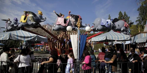 Vizitatori stau la rând să se dea în caruselul Dumbo elefantul zburător la Disneyland în Anaheim California FOTO AP