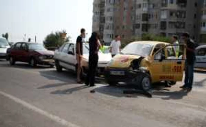 Constanţa: O taximetristă a făcut prăpăd la semafor