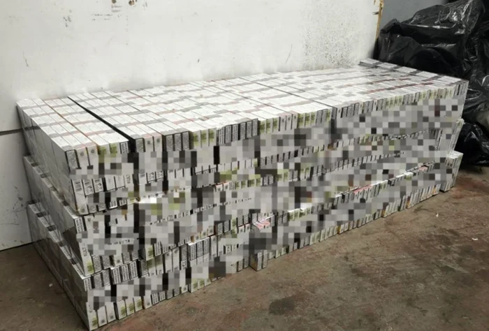 Țigările au fost depistate în depoul întreprinderii Căii Ferate din Moldova. FOTO: Politia.md