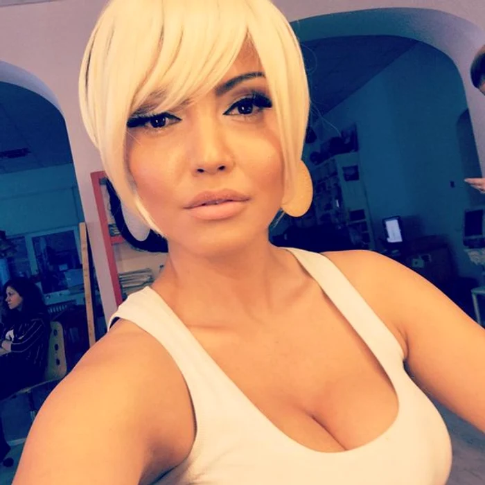 Prezentatoarea a vrut să vadă cum i-ar sta blondă