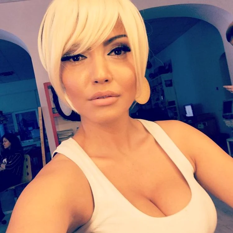 Prezentatoarea a vrut să vadă cum i-ar sta blondă