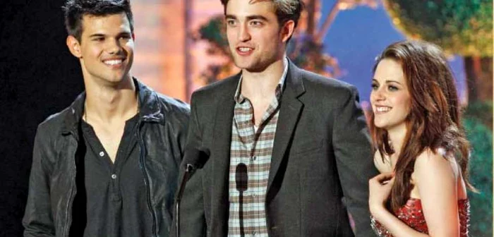 Taylor Lautner (stânga), Robert Pattison şi Kristen Stewart