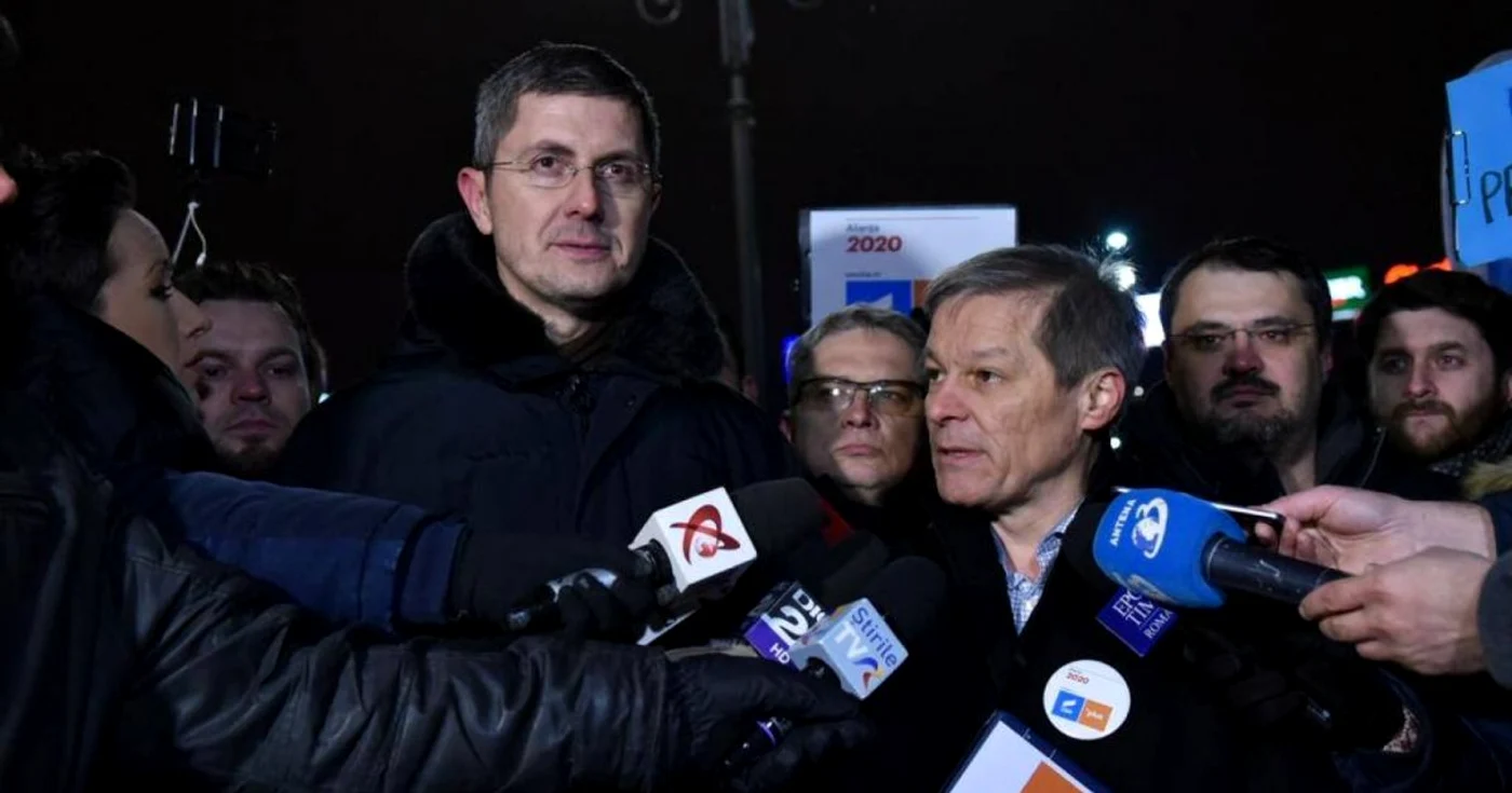 Dan Barna şi Dacian Cioloş, în Piaţa Victoriei FOTO: Steluţa Popescu