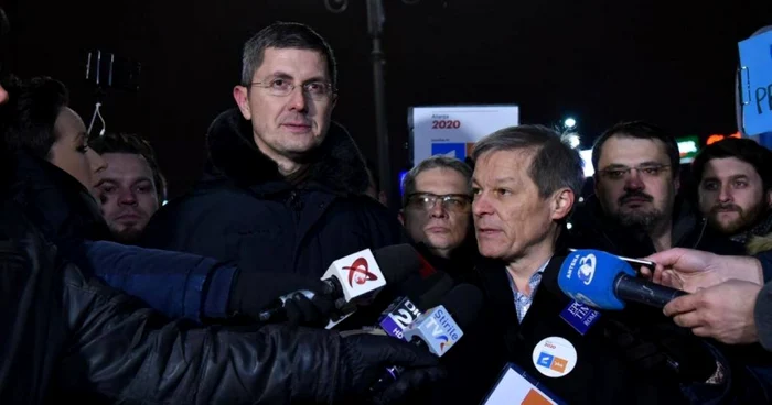 Dan Barna şi Dacian Cioloş, în Piaţa Victoriei FOTO: Steluţa Popescu