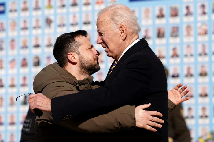 Biden (dreapta) îmbrățișându-se cu Zelenski FOTO AFP