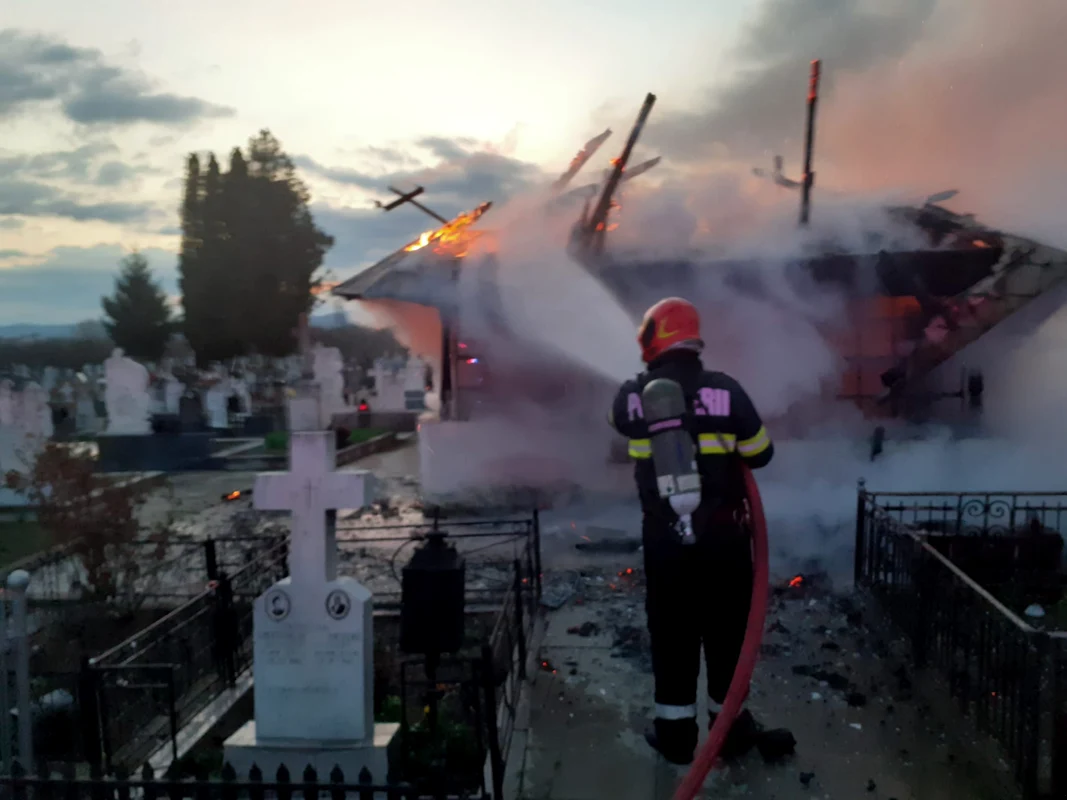 Biserică de lemn de secol 18 din Râureni Râmnicu Vâlcea transformată în scrum Foto ISU Vâlcea 