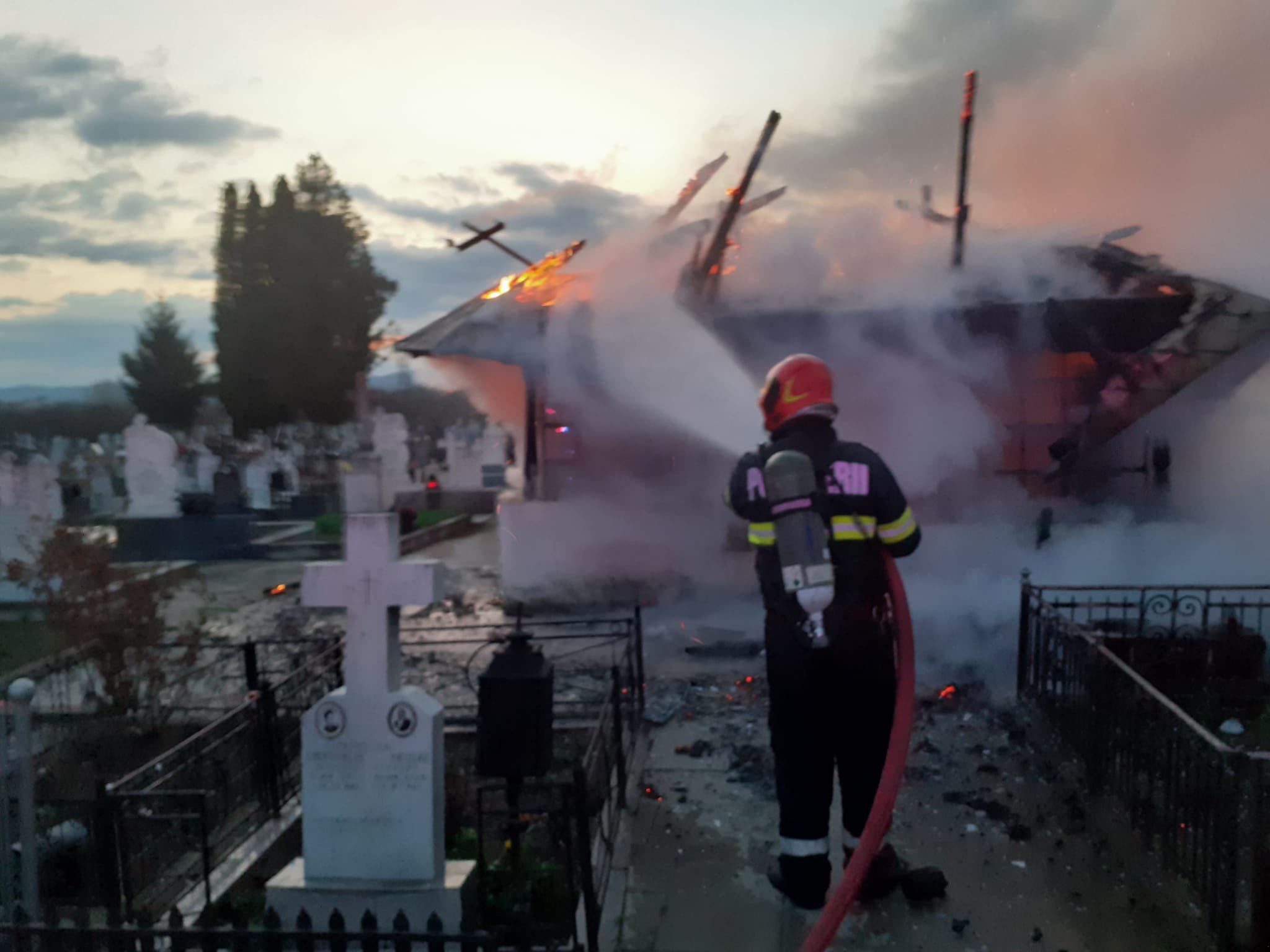 Incendiu devastator distruge biserica de patrimoniu veche de 250 de ani Incendiu devastator distruge biserica de patrimoniu veche de 250 de ani