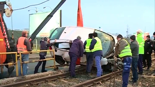 Mașina a rupt cinci garduri și a ajuns pe linia de tramvai (foto:Arhivă)