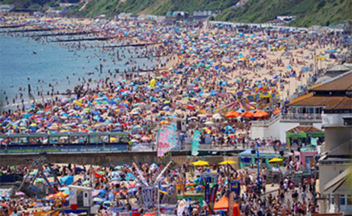 
    Britanicii au renunţat la măşti şi au luat cu asalt plaja Bournemouth, din sud-vestul AnglieiFoto: Profimedia  