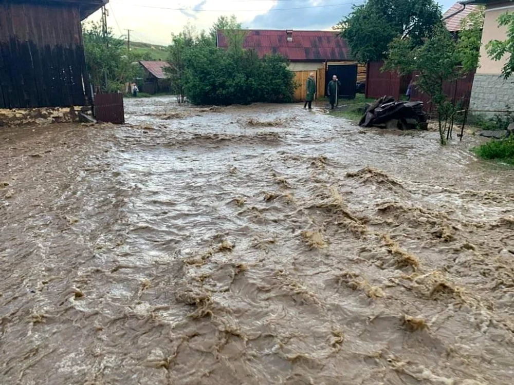 Puhoaiele de apă au luat-o la vale pe străzile localităților afectate
