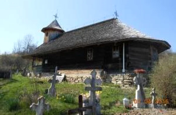 Biserica de lemn Sf. Nicolae din satul Mislea FOTO Am fost acolo