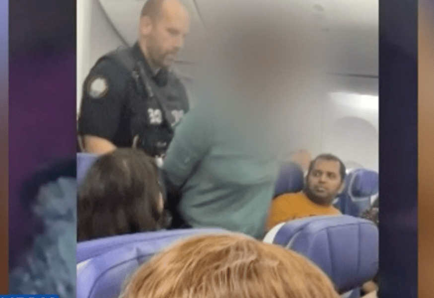 O femeie a încercat să deschidă ușa avionului în timpul zborului. „Iisus mi-a spus să o fac”