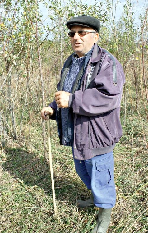Nicolae Vacari, în locul unde a găsit-o pe micuţă