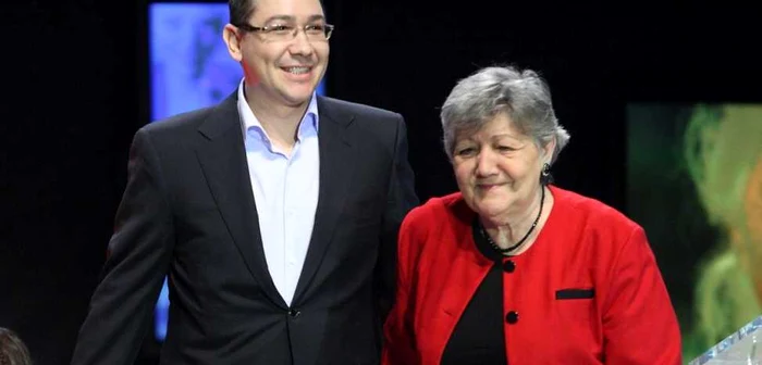 Victor Ponta împreună cu mama sa, Cornelia Naum FOTO Mediafax