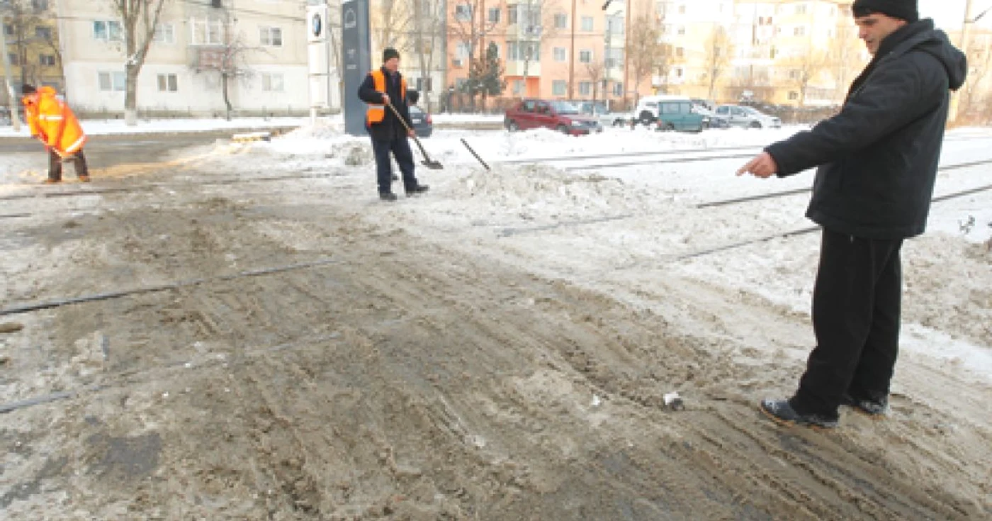 Martorul arată groapa din apropiere de şine