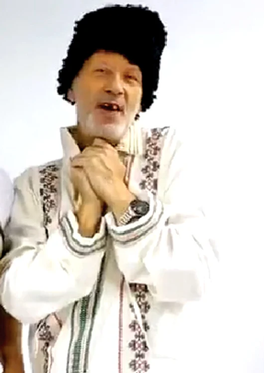 Decembrie 2014 Şi într-un spot filmat  pentru PRO FM apare  tot cu dinţii stricaţi