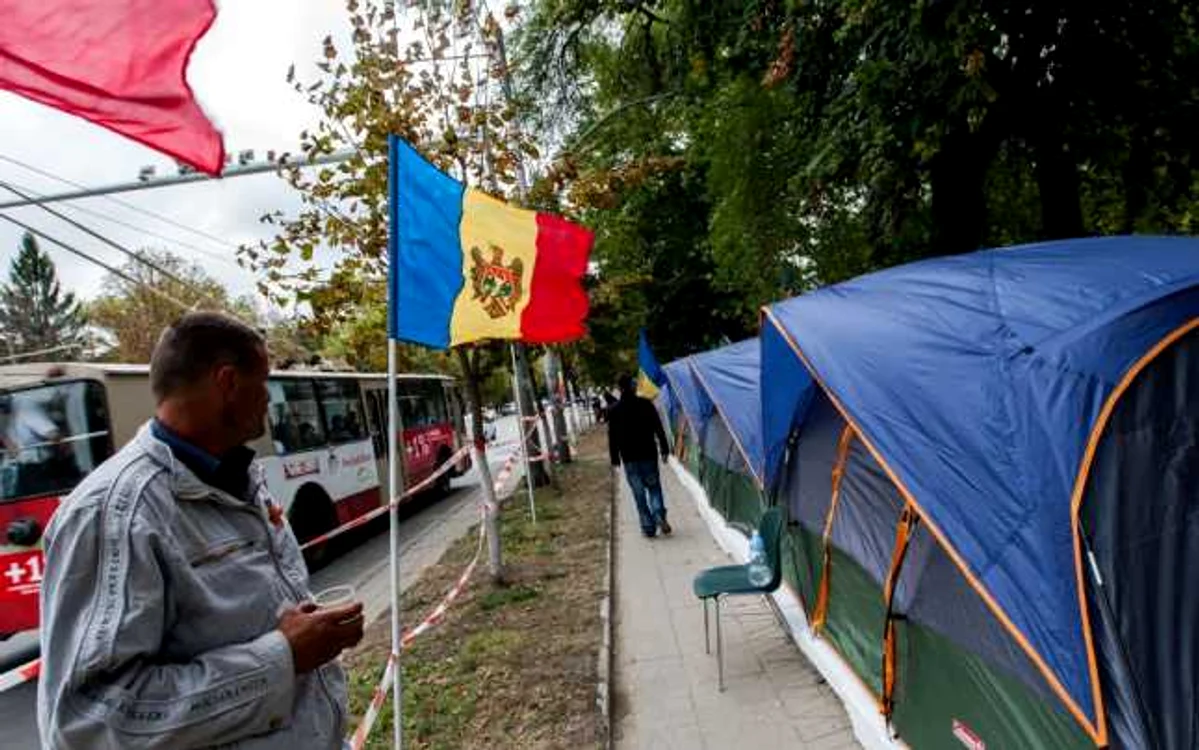 Corturi Coleman în orăşelul lui Usatîi şi Dodon. FOTO Alexandru Tarlev