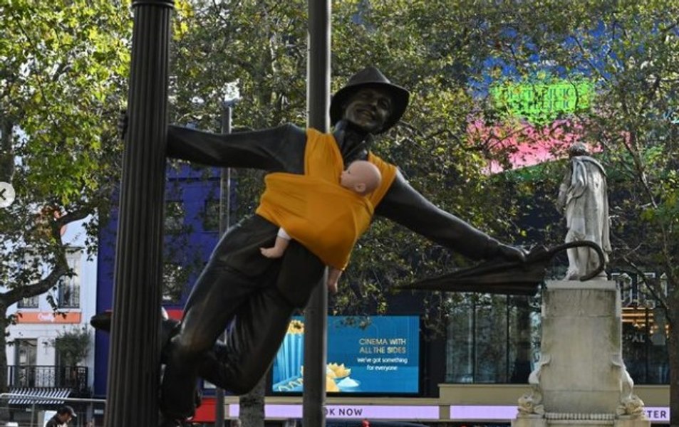 Protest inedit în Londra: motivul pentru care statuile care poartă bebeluși de jucărie